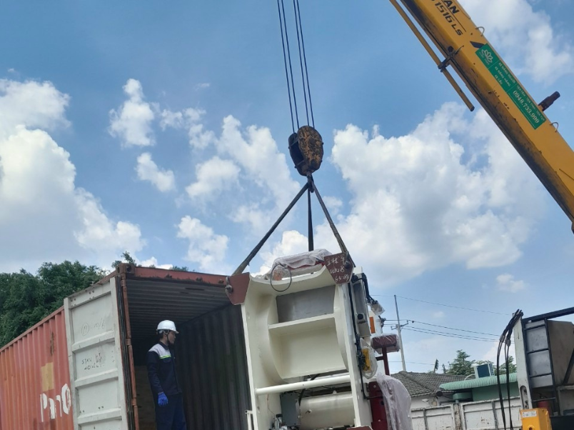 Quy trinh dong rut container bang xe cau
