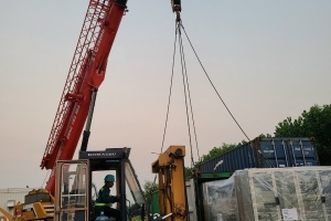 Cho thuê xe nâng hàng xe cẩu phục vụ rút container tại Long An 