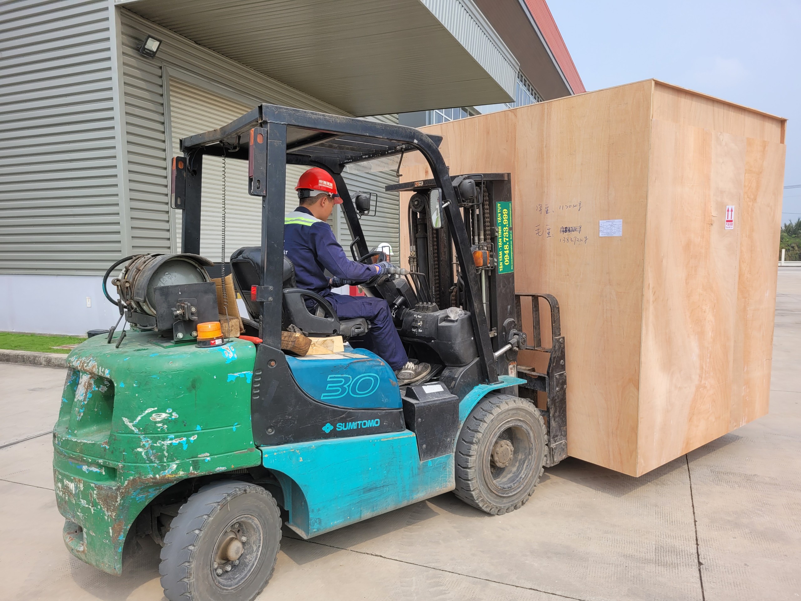 Cho thuê xe nâng hàng 3 tấn rút container tại Hậu Giang