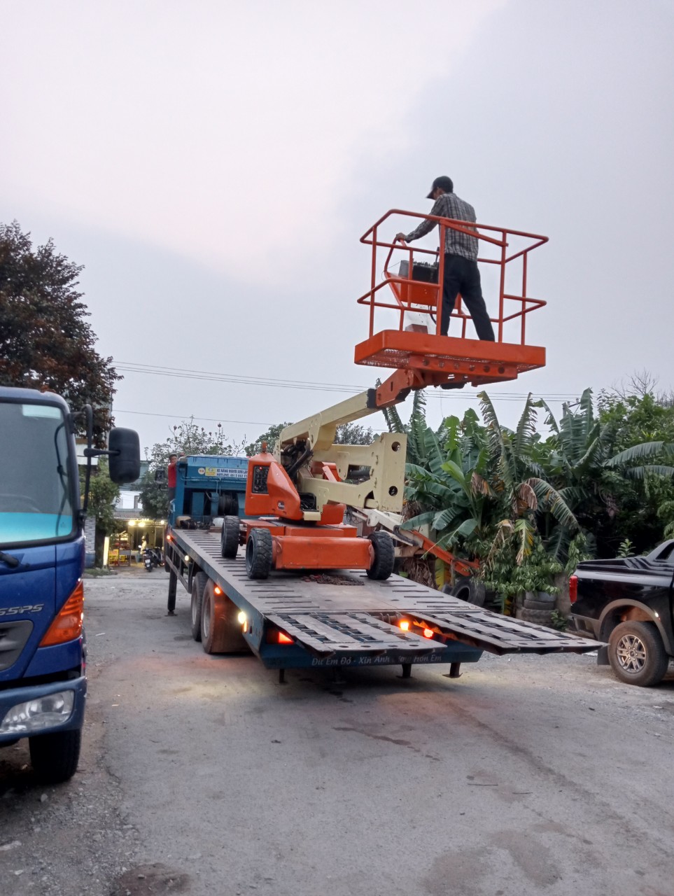 Cho thuê xe nâng người boom lift tại KCN Minh Hưng Sikiko