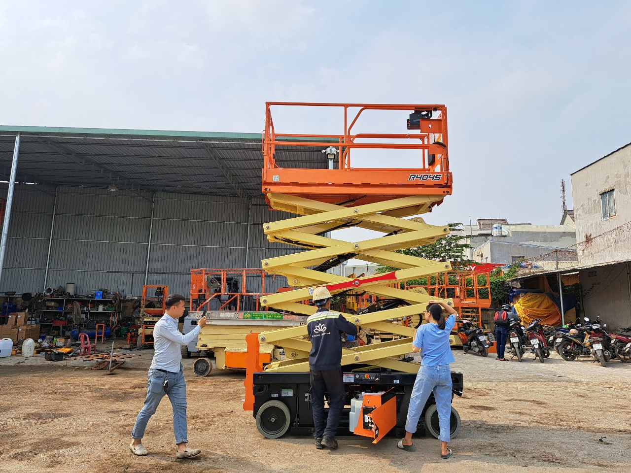 Cho thuê xe nâng người cắt kéo tại KCN Xuân Lộc Đồng Nai