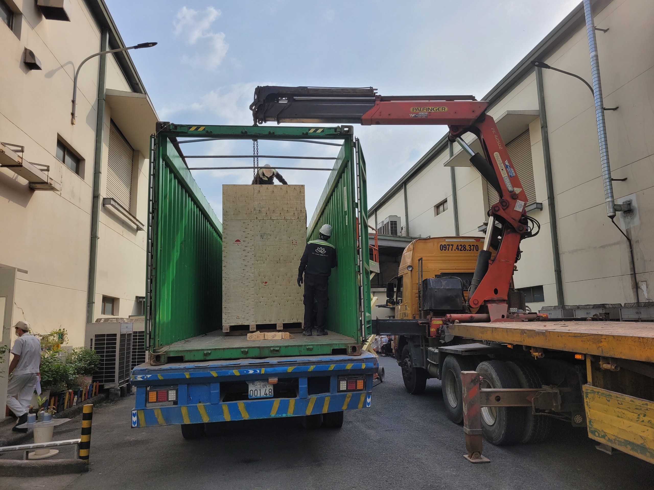 Cho thuê xe tải gắn cẩu chở container tại Bình Dương