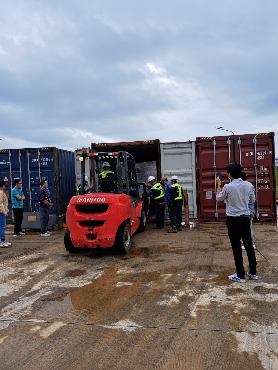 Cho thuê xe nâng hàng rút container tại kcn Tân Bình, tp.HCM