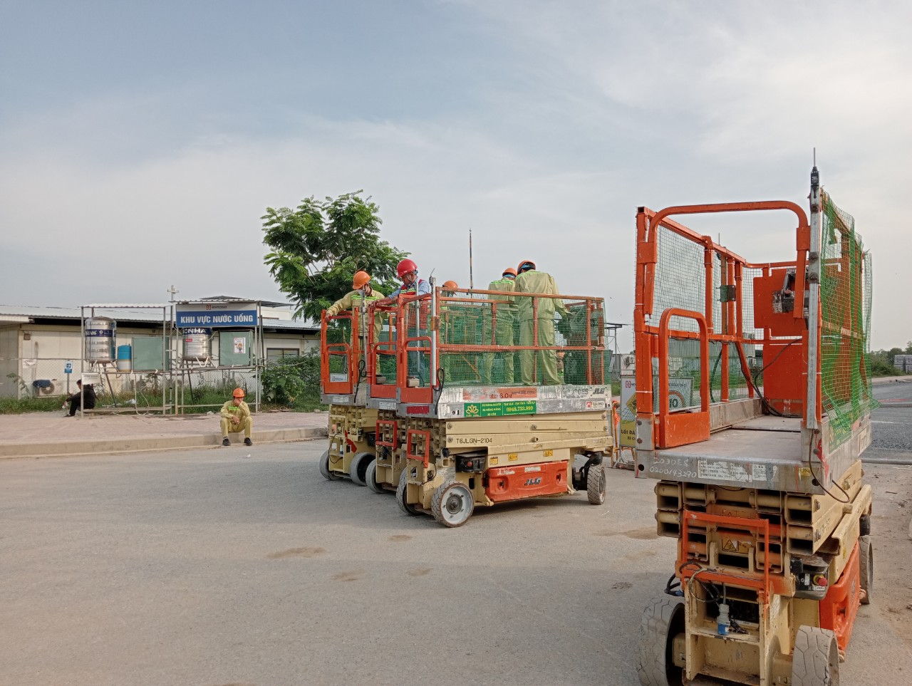 Cho thuê xe nâng người cắt kéo tại KCN An Định Vĩnh Long
