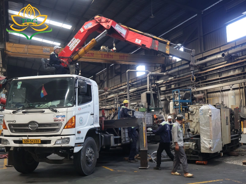 Dịch vụ cho thuê xe cẩu 2 - 100 tấn có giá cước rẻ tại Thuận An 2 Dich vu cho thue xe cau lap dat nha xuong tai Thuan An, Binh Duong