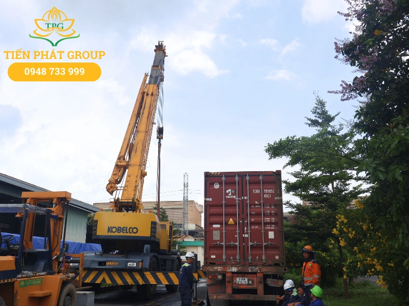 Tien Phat Group cho thue xe cau banh lop Kobelco dong rut container may moc tai KCN Kim Huy