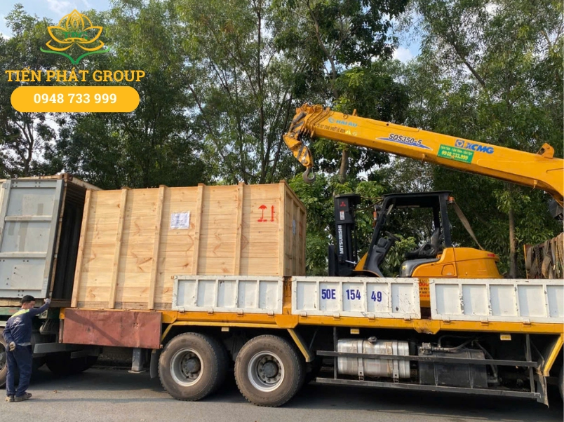 Tien Phat Group cho thue xe cau dong rut container va van chuyen hang hoa tai KCN Long Giang