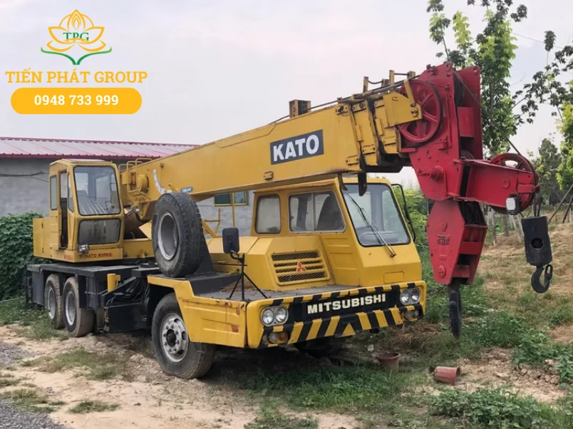 Xe cau chuyen dung 25 tan bao gom he thong can cau, banh xe, he thong thuy luc, khoang lai va can cau.