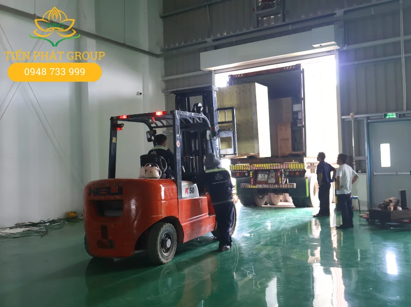 Tien Phat dong rut container cho nhieu loai hang hoa nhu may phay, may dap, may may, hang de vo