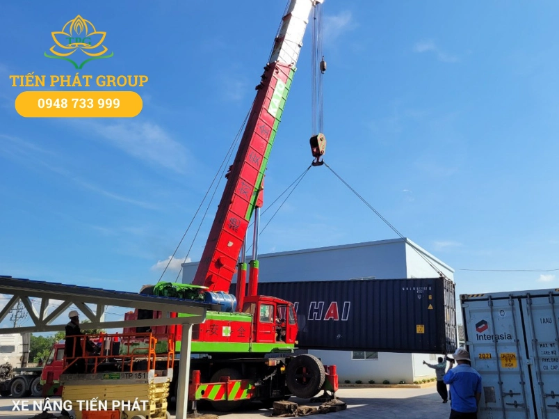 Du an cho thue xe cau 80 tan dong rut container thiet bi tai Hoc Mon cua Tien Phat Group