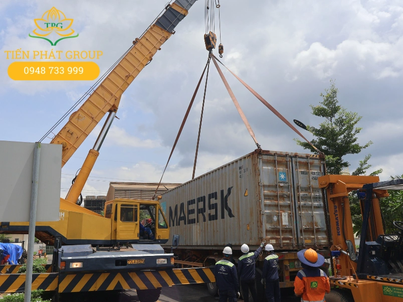 Dịch vụ cho thuê xe cẩu | Xe cẩu nhỏ, xe cẩu lớn 1 đến 100 tấn 8 Du an Tien Phat cho thue xe cau 80 tan rut container may san xuat nhua duong cho cong ty ADCo