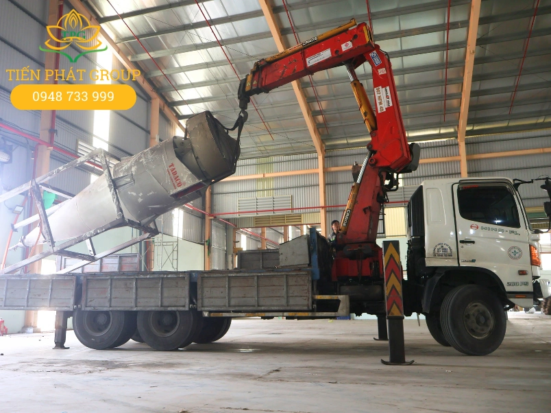 Dịch vụ cho thuê xe cẩu | Xe cẩu nhỏ, xe cẩu lớn 1 đến 100 tấn 9 Tien Phat cho cong ty Long Cang thue xe cau 12 tan chuyen day chuyen san xuat