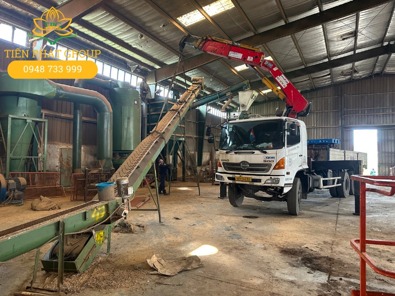 Dịch vụ cho thuê xe cẩu | Xe cẩu nhỏ, xe cẩu lớn 1 đến 100 tấn 6 Tien Phat cho thue xe cau di doi nha may san xuat mun cua cho ngan hang Vikki