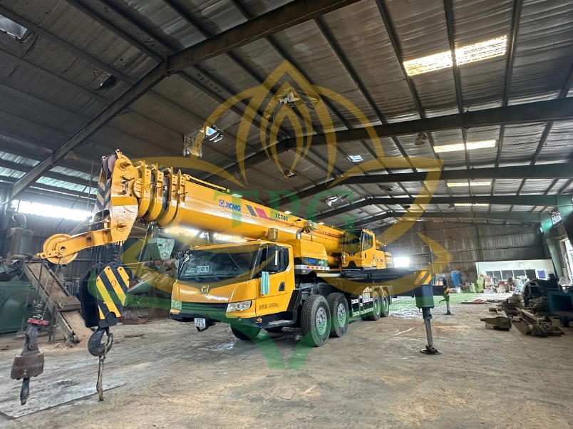 Xe cau banh lop trong lap dung ket cau thep nha xuong