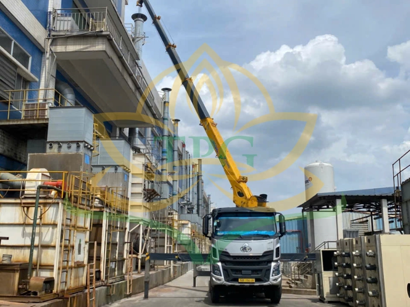 Xe cau tu hanh trong thi cong nha pho, hem nho dan dung