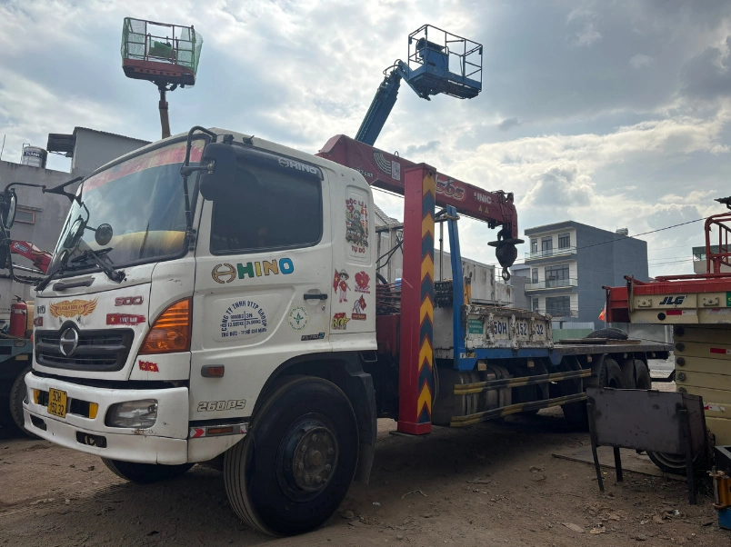 Xe tai Hino 500 gan cau Unic 5 tan