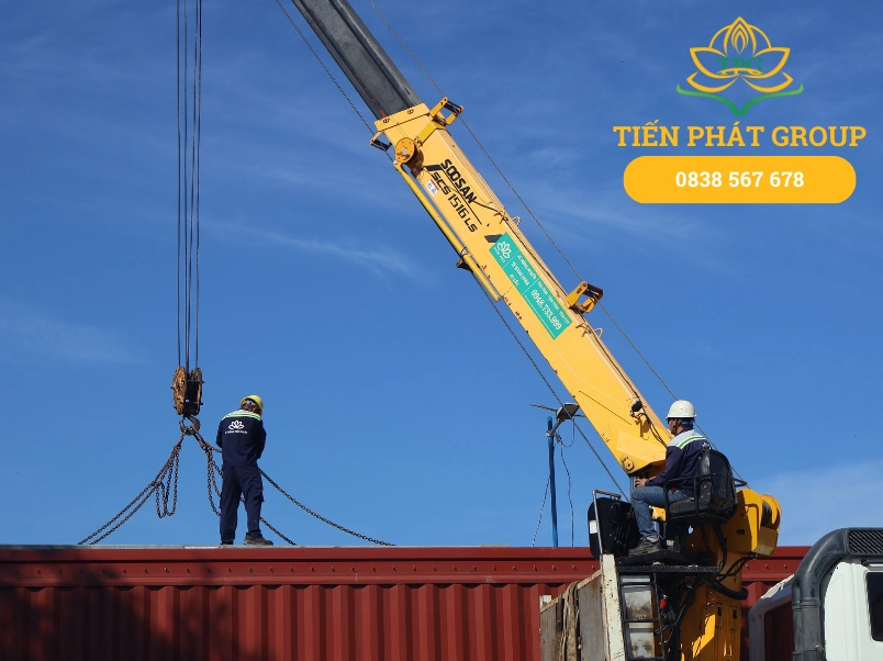 Hướng dẫn an toàn khi cẩu hàng: Quy định & Checklist 2026 1 An toan khi cau hang gom kiem tra truoc khi van hanh